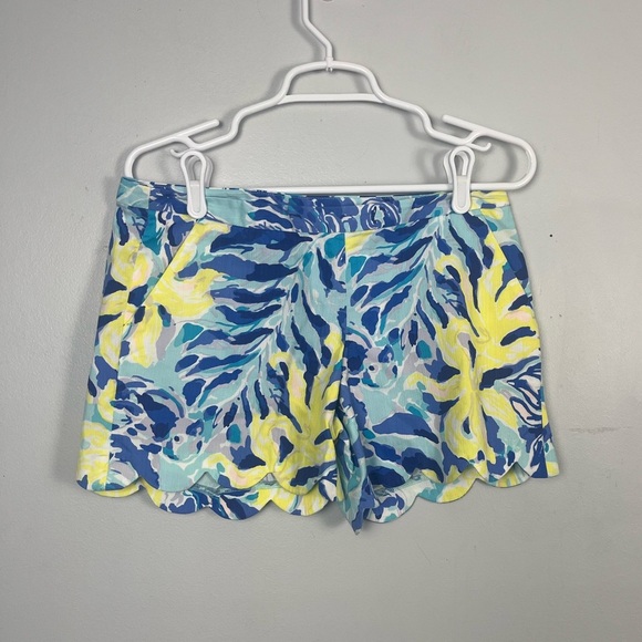 Lilly Pulitzer Ylang Ylang Love Scalloped Hem Side Zip Magnolia Shorts  size 4 - Picture 1 of 6